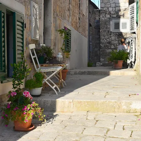 Konukevi And Kampanel 3*