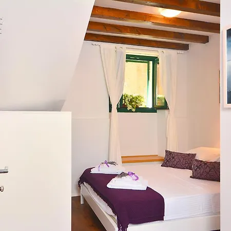 And Kampanel Pensionat Hvar Town